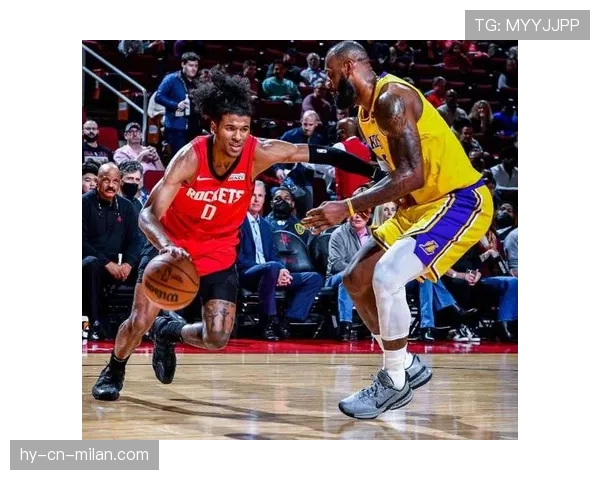 杰伦·格林突破拉开得分空间 提升球队关键时刻火力